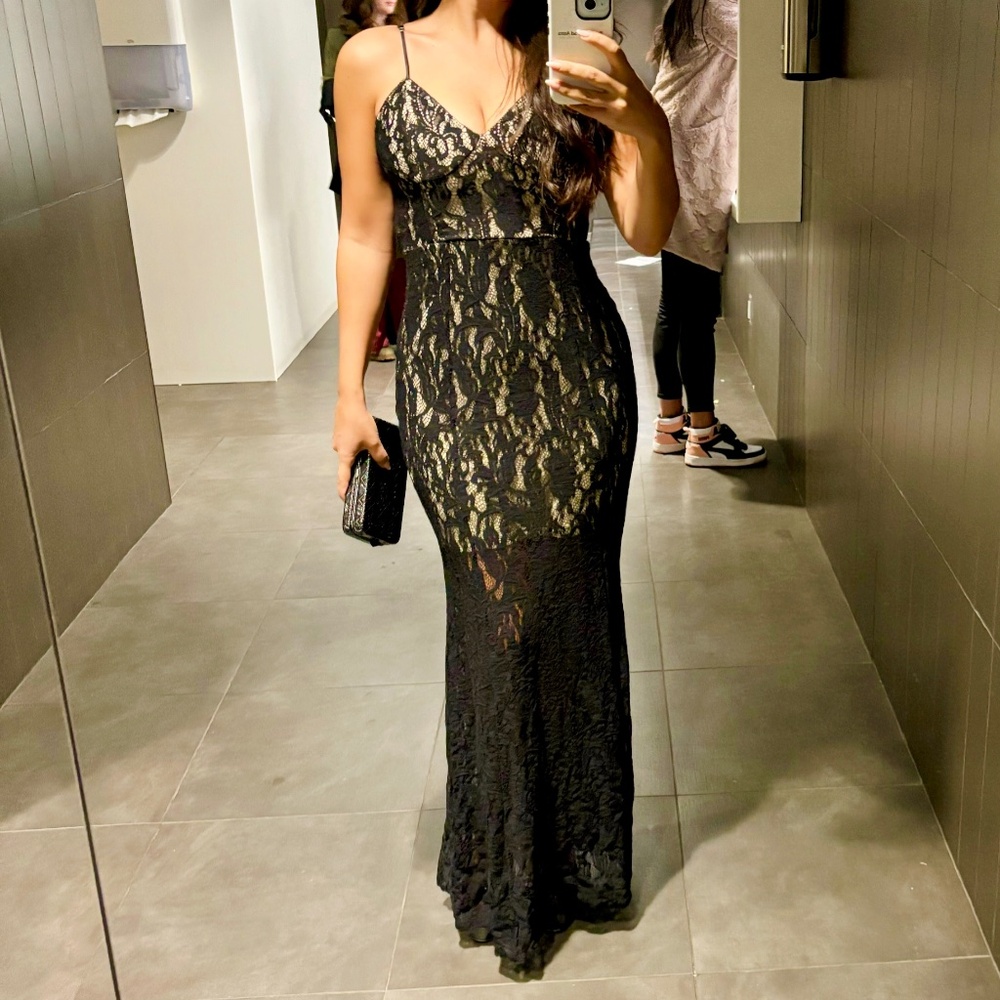 Elegant Black Lace Evening Gown in Pristine Condition by Marciano